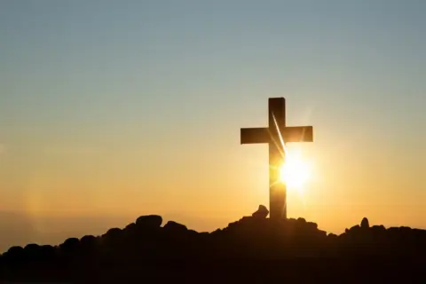 Cruz ao pôr do sol